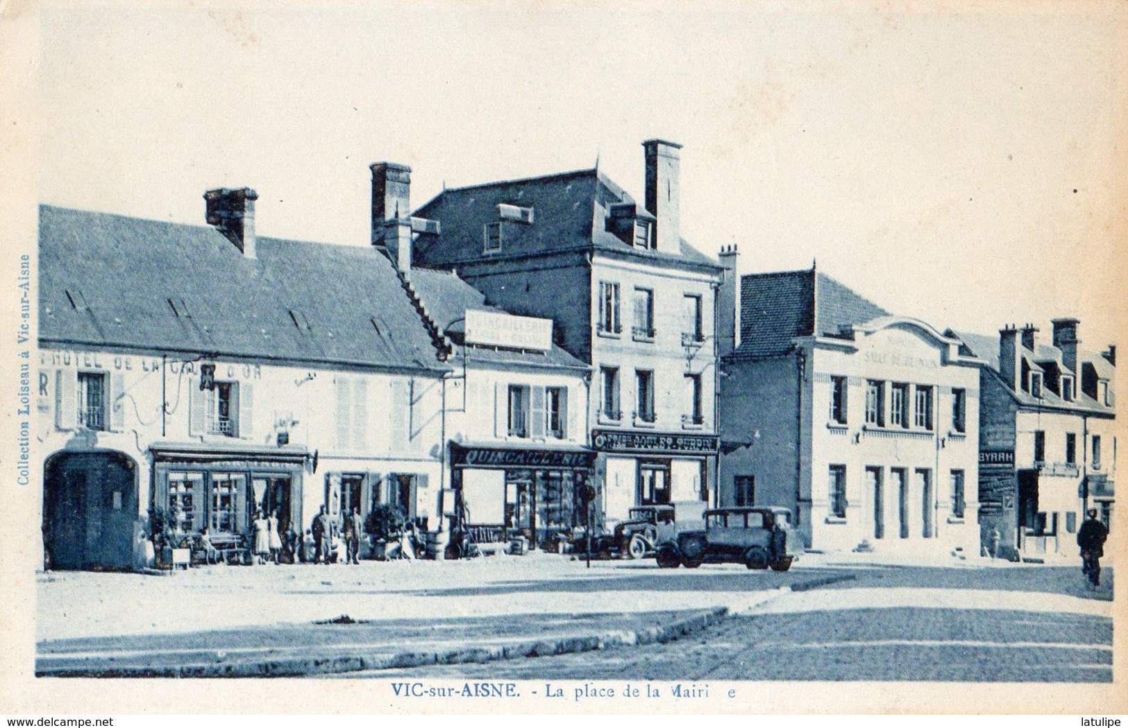 Vic-sur-Aisne  02   La Place De La Mairie  Bien Animée -Voitures-Epicerie Et Café-Tabac - Vic Sur Aisne