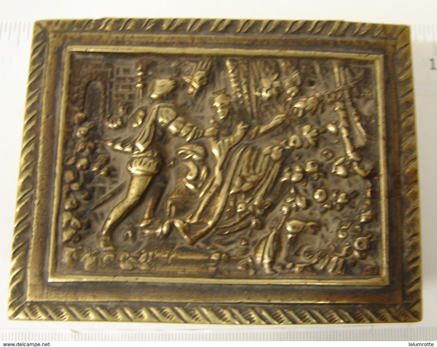 JL. 80. Petit Coffret à Bijoux En Bronze, Beaux Décors - Boîtes/Coffrets