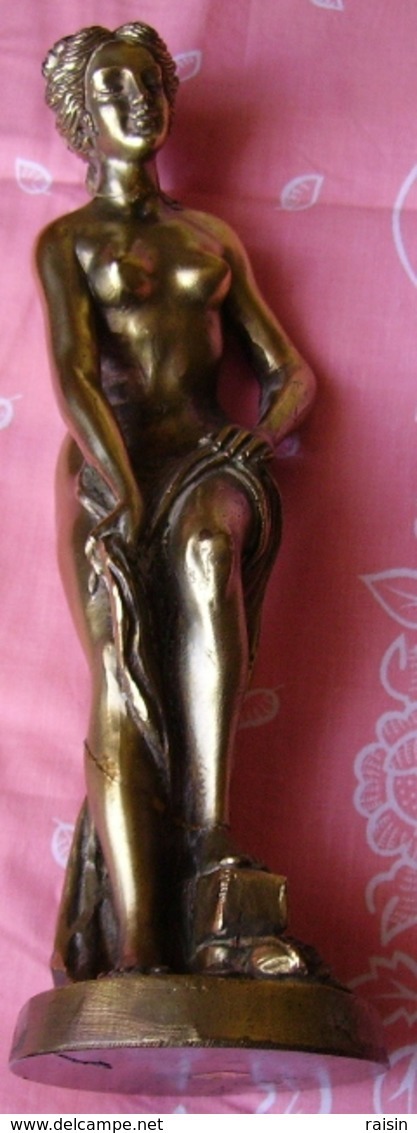 Belle Statuette "femme Dénudée" Résine Aspect Bronze  "made Italy"  Haut 28 Cm -socle 8 Cm, - Autres & Non Classés