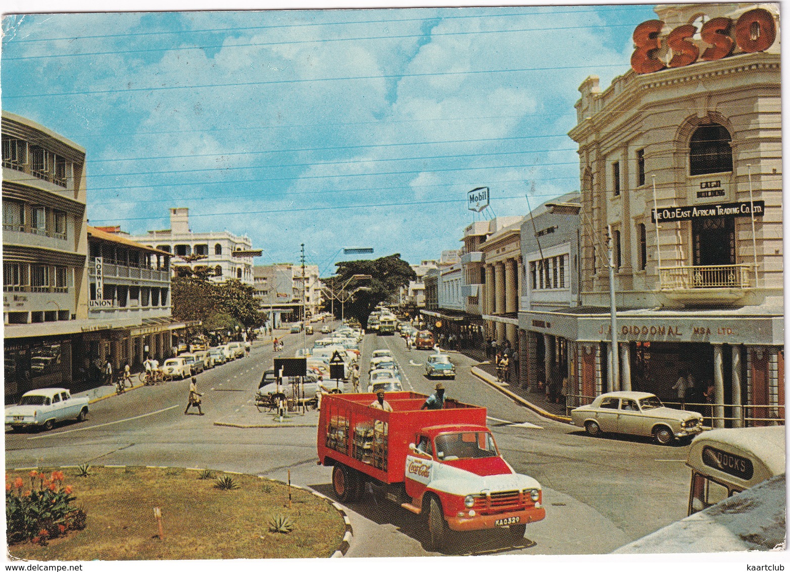 Mombasa: BEDFORD COCA-COLA DELIVERY TRUCK, PEUGEOT 403, FORD ZEPHYR II, 'ESSO' & 'MOBIL' NEON - Town Centre - (Kenya) - Toerisme