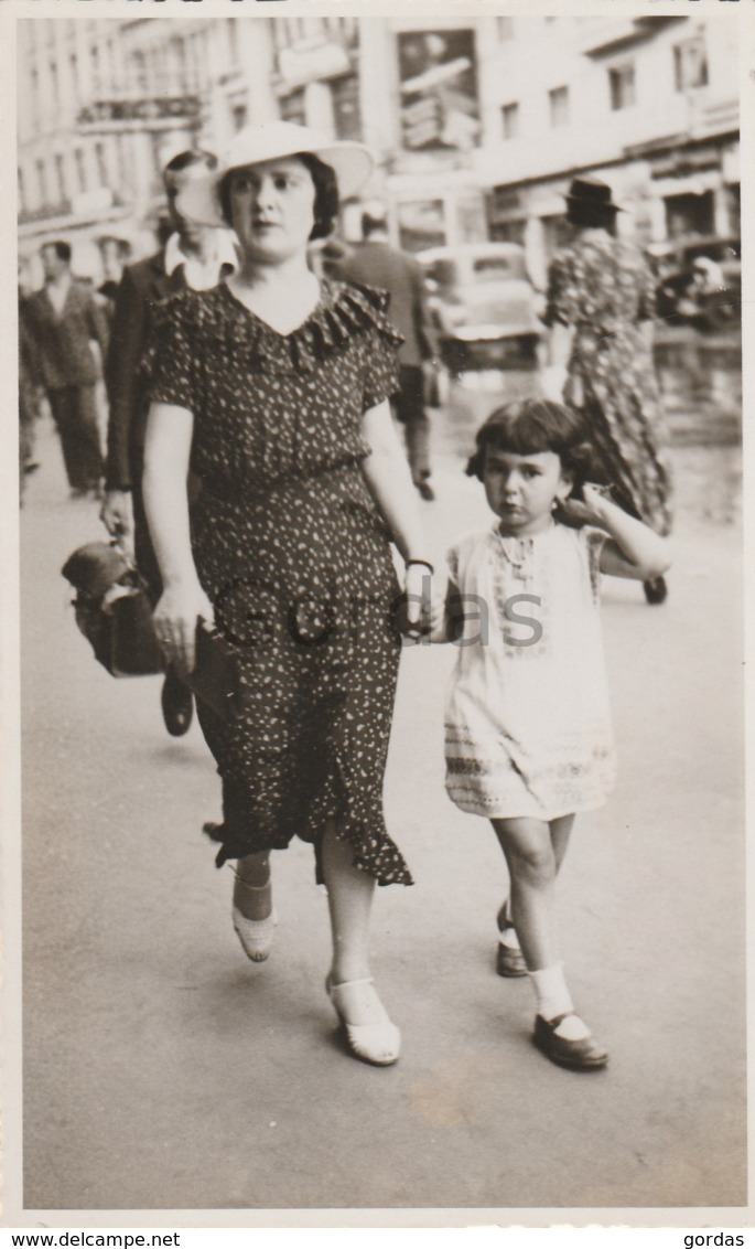 Romania - Bucuresti - Calea Victoriei - Photographs