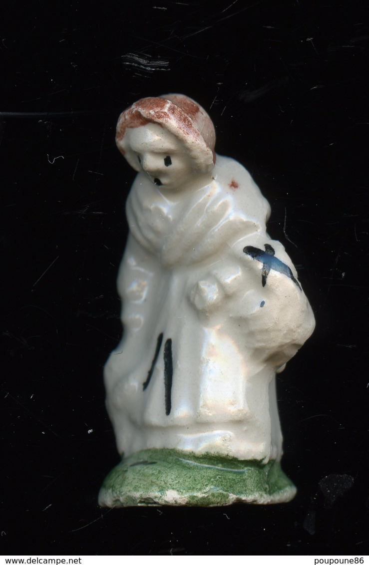 FEVE  - FEVES - "SANTONS CRECHE" - SANTON BLANC SOCLE VERT - FEMME BONNET BRUN -  SERIE  ? - Santons