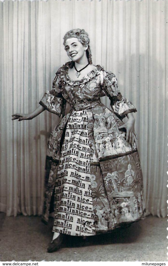 Carte Postale Photo Jeune Femme En Robe élégante à Motif Des Indes Galantes Et Du Journal NICE Matin - Moda