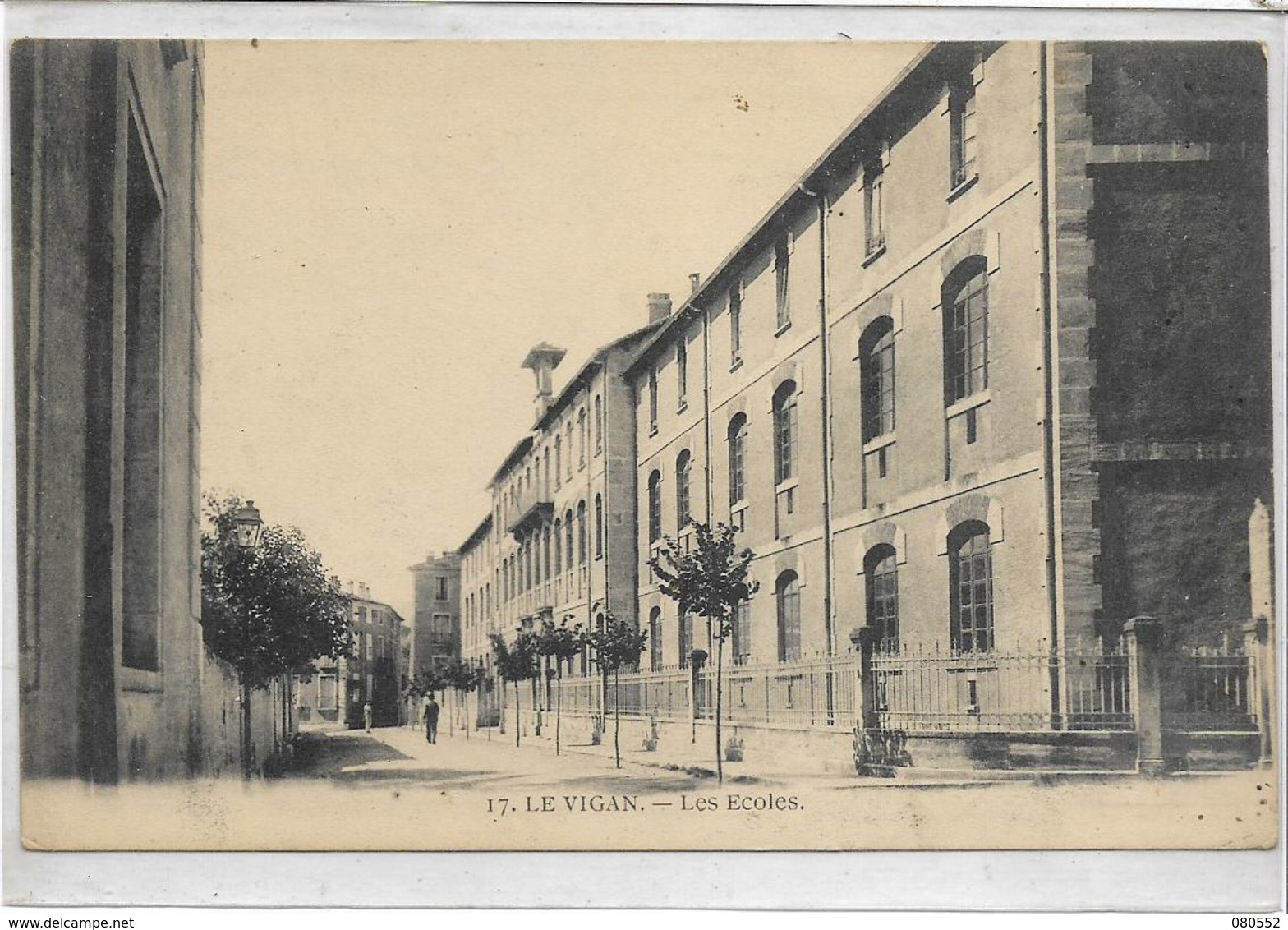 30 LOT 1 de 10 belles cartes du Gard , état extra