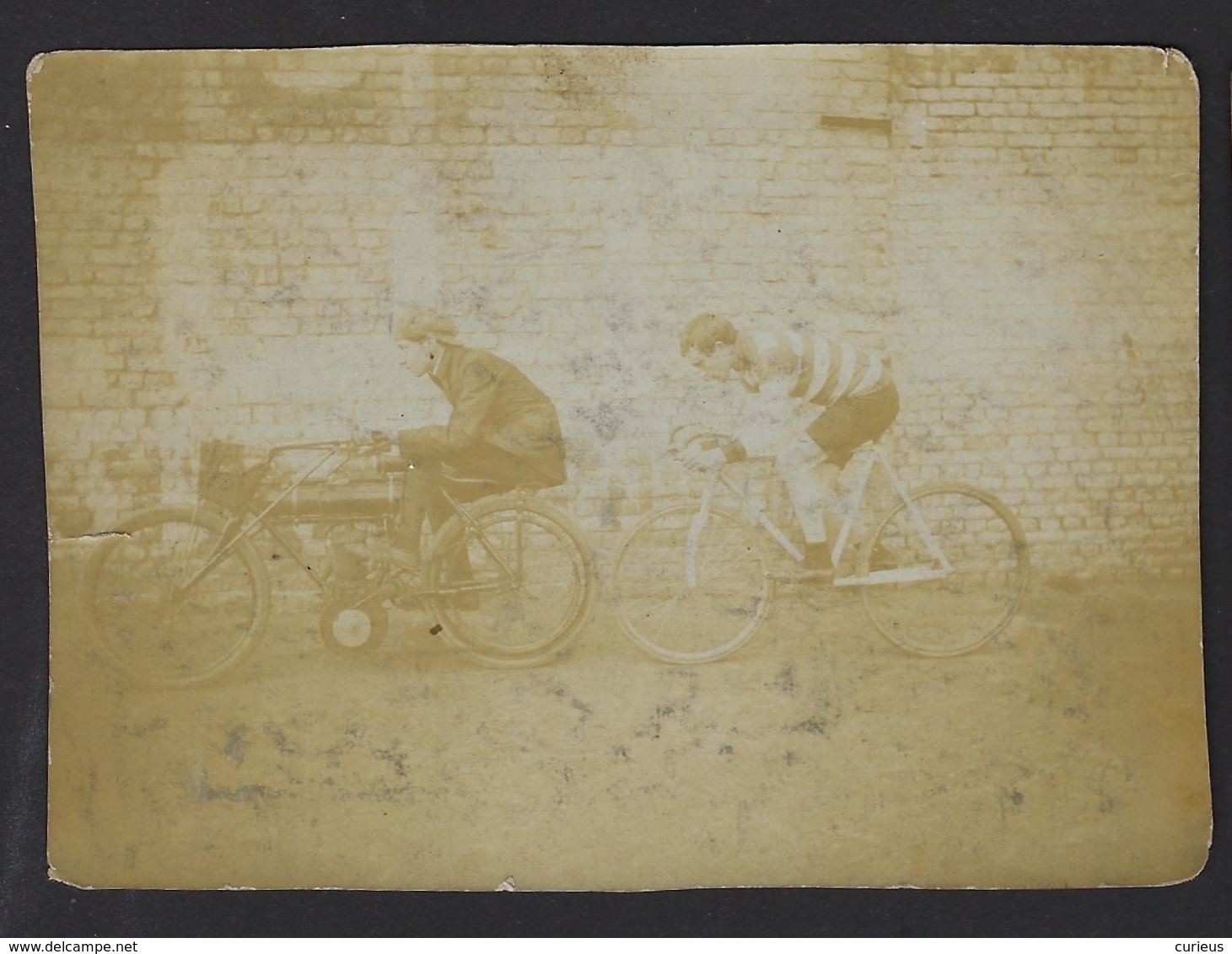 ANCIEN PHOTO * MOTO ET COUREUR CYCLISTE * " DERNY " * GANGMAKER ? * ANNEES '30 ? * OUDE FOTO * 11 X 8 CM - Automobili