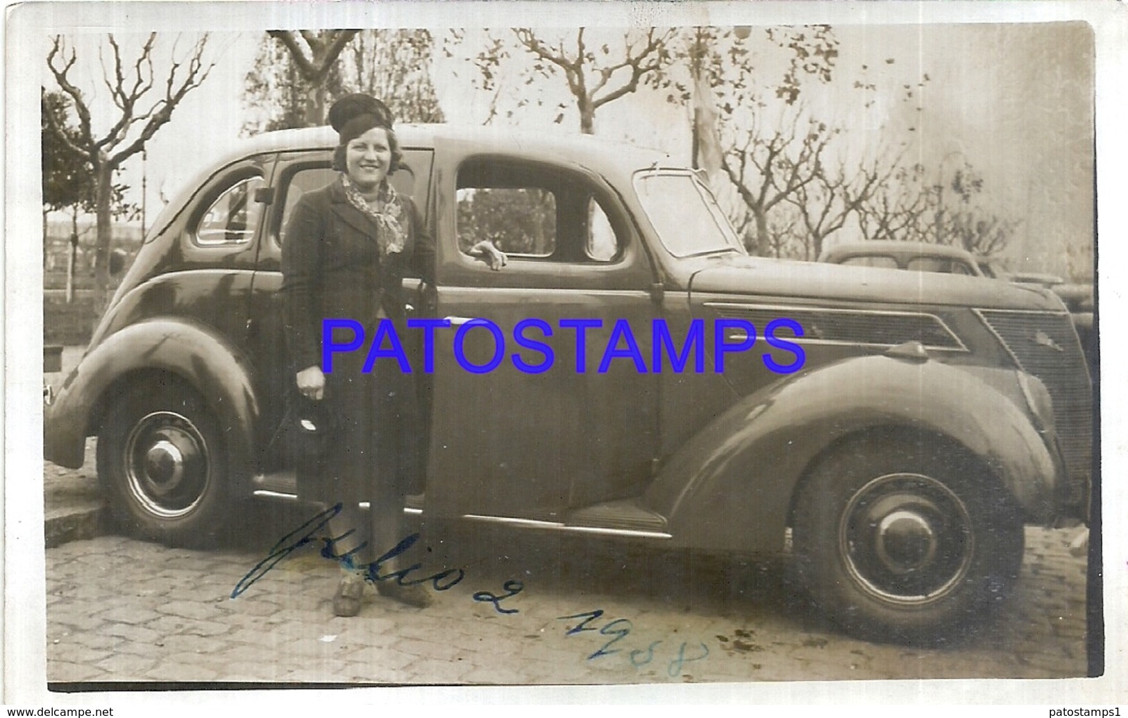 112753 AUTOMOBILE OLD CAR AUTO SEDAN AND WOMAN YEAR 1938 POSTAL POSTCARD - Autres & Non Classés