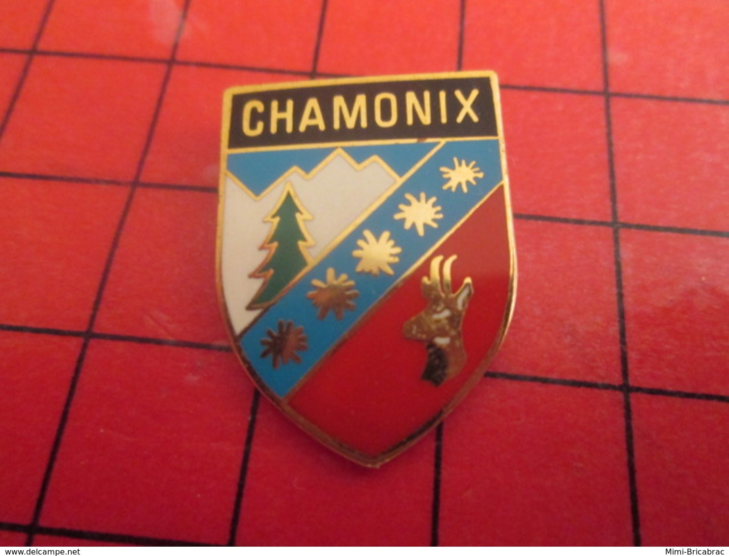 1615c Pin's Pins / Beau Et Rare / THEME : VILLES / CHAMONIX BLASON ECUSSON ARMOIRIES CHAMOIS - Villes