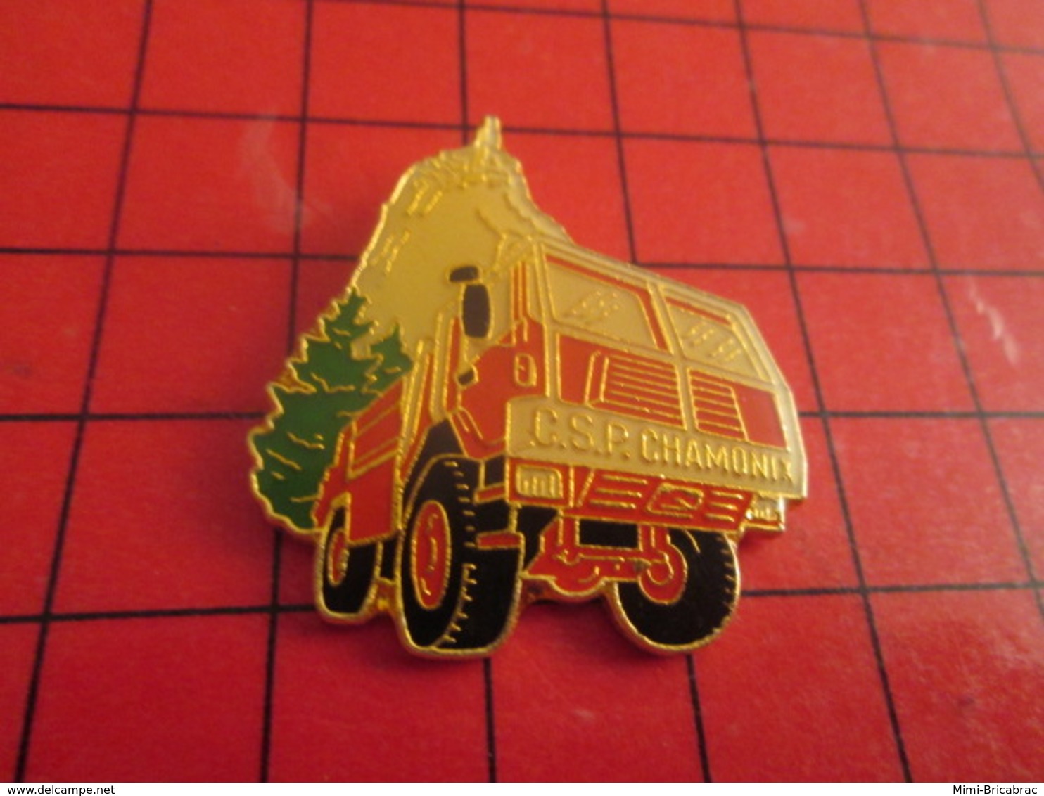 1615c Pin's Pins / Beau Et Rare / THEME : POMPIERS / CAMION TOUT TERRAINS POMPIERS CHAMONIX - Brandweerman