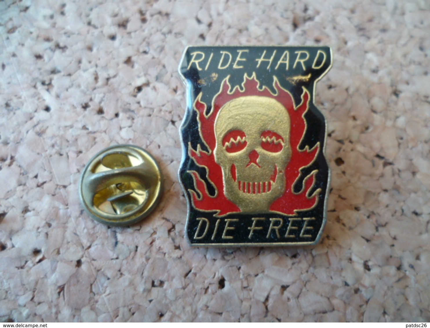 PIN'S  RIDE HARD  DIE FREE  TETE DE MORT - Motorbikes