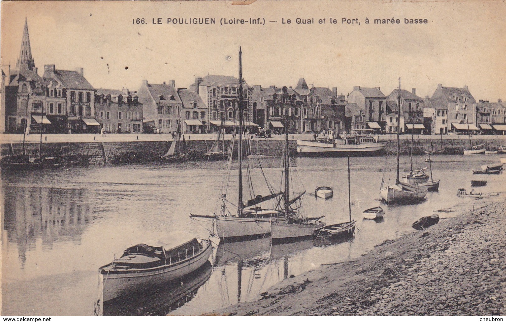 44. LE POULIGUEN. CPA. LE QUAI ET LE PORT A MARÉE BASSE . - Le Pouliguen