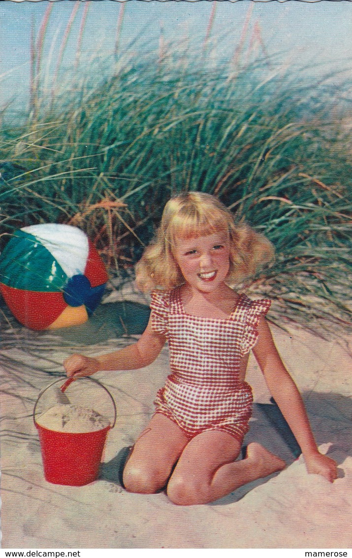 ENFANTS à LA PLAGE. FILLETTE BLONDE Agenou Dans Le Sable, Avec Seau Et Ballon. N°79 - Scènes & Paysages