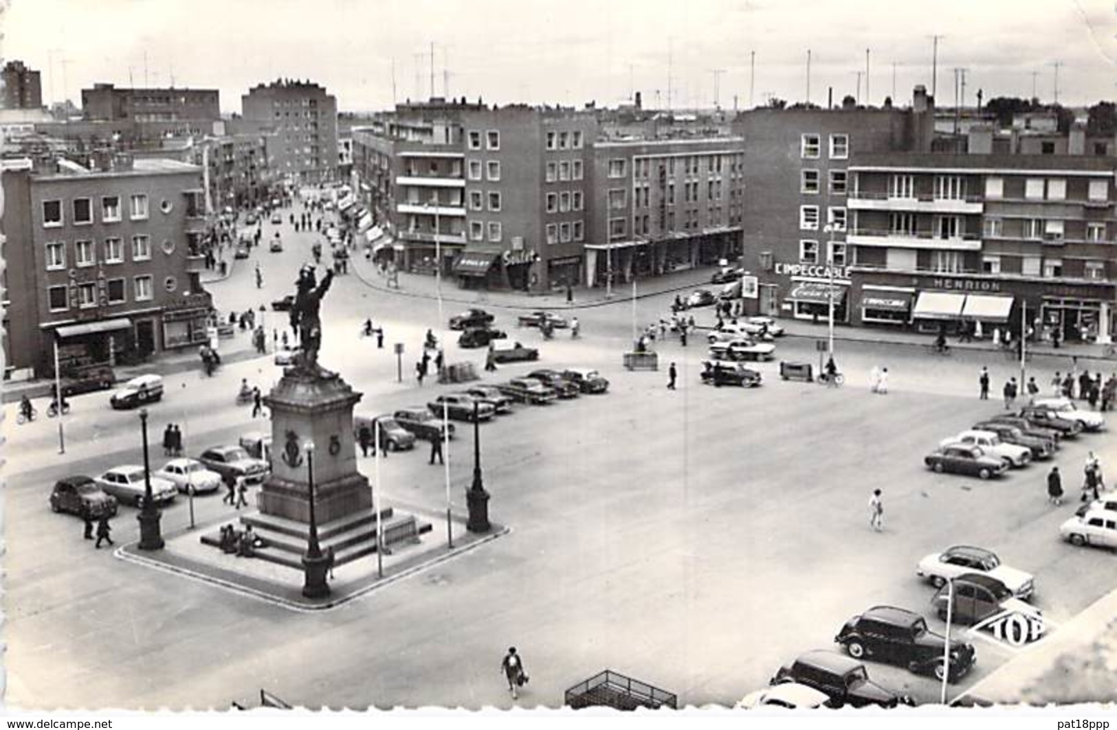 59 - DUNKERQUE : Place Jean Bart ( Animation Commerces Automobiles ) CPSM Dentelée Noir Et Blanc Format CPA 1964 - Nord - Dunkerque