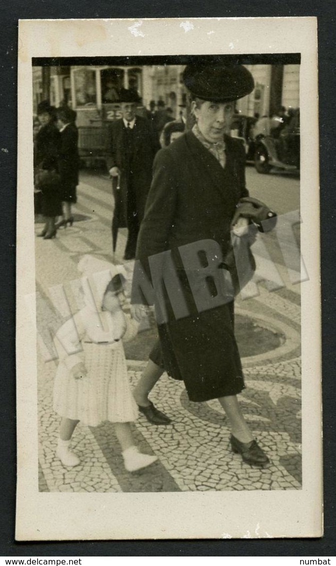 1930' Old Photo - ELECTRIC TRAM And CHILD With GRANDMOTHER Walking In LISBON - PORTUGAL. ORIGINAL REAL PHOTO - Autres & Non Classés