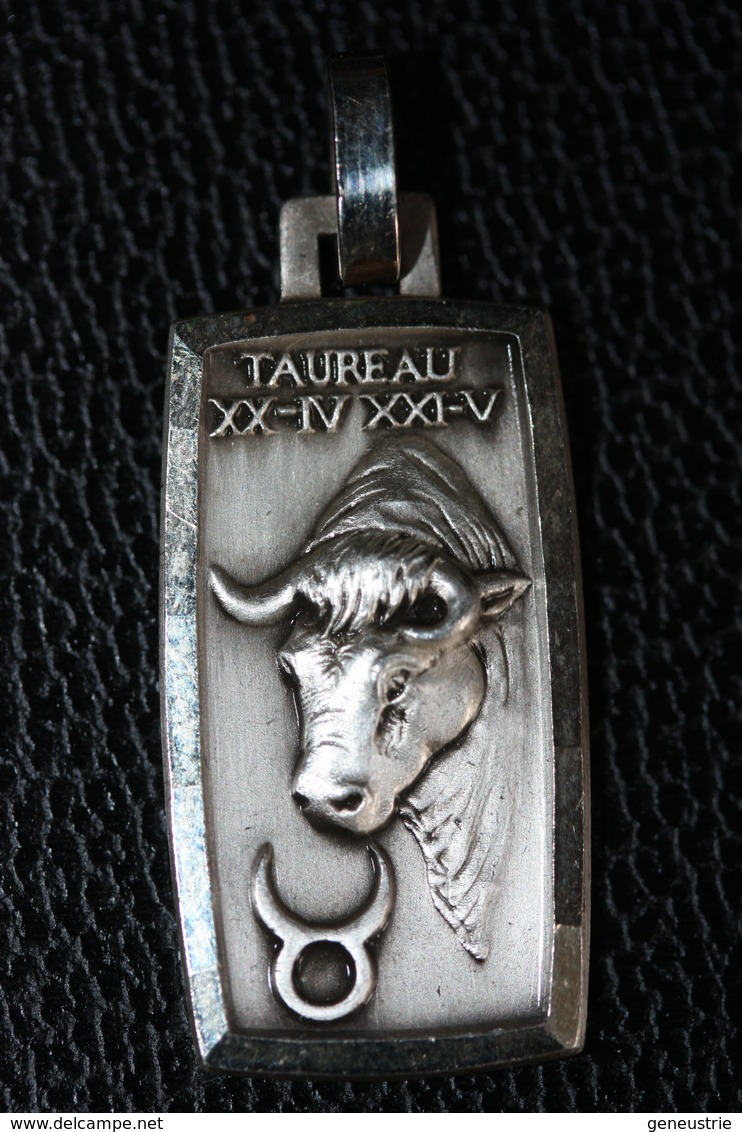 Beau Pendentif Médaille Métal Argenté Signe Du Zodiaque "Taureau" Zodiac Medal - Godsdienst & Esoterisme