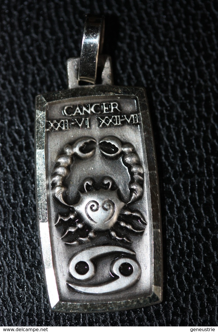 Beau Pendentif Médaille Métal Argenté Signe Du Zodiaque "Cancer" Zodiac Medal - Godsdienst & Esoterisme