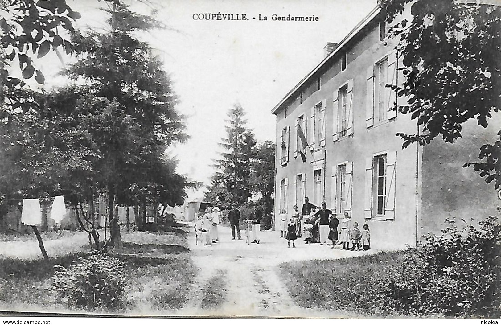 COUPEVILLE - LA GENDARMERIE - GENDARMES ET LEUR FAMILLE PRENNENT LA POSE 1936 TRES BON ETAT  2 SCANS - Autres & Non Classés