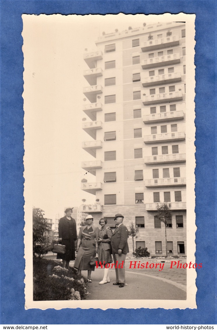 Photo Ancienne Snapshot - MILAN / MILANO - Immeuble à Identifier - 1938 - Homme Femme Enfant Mode Architecture Italia - Lieux