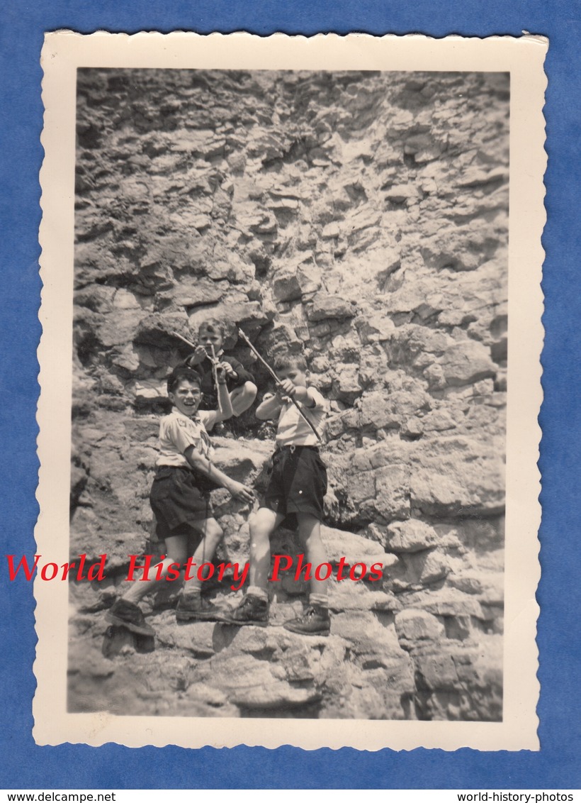 Photo Ancienne Snapshot - Groupe De Garçon En Bas D'une Montage / Rocher - Scout ? Arc Flèche Jeu Game Enfant - Sports