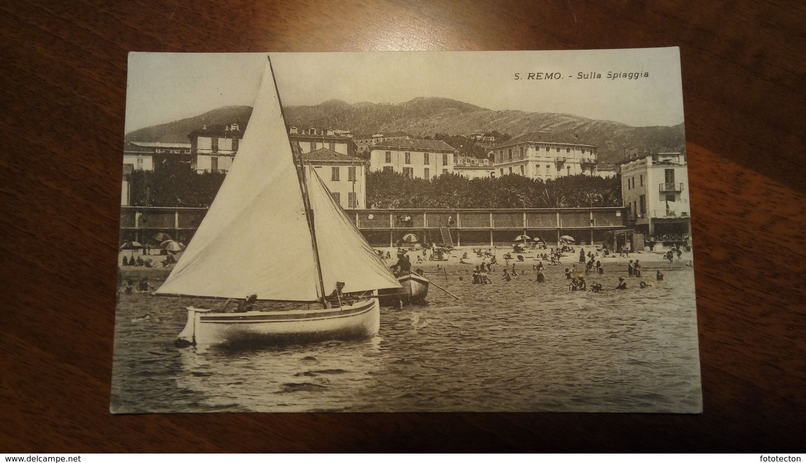 San Remo - Sulla Spiaggia Vista Dal Mare - Animata, Barca A Vela - Non Viaggiata - San Remo