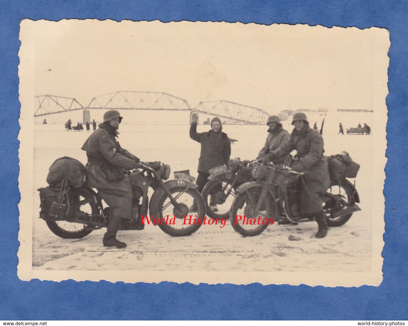 Photo Ancienne Provenant D'un Soldat Allemand - Fleuve Gelé ? Rhin ? - Moto Militaire à Identifier - Insigne WW2 - Guerre, Militaire