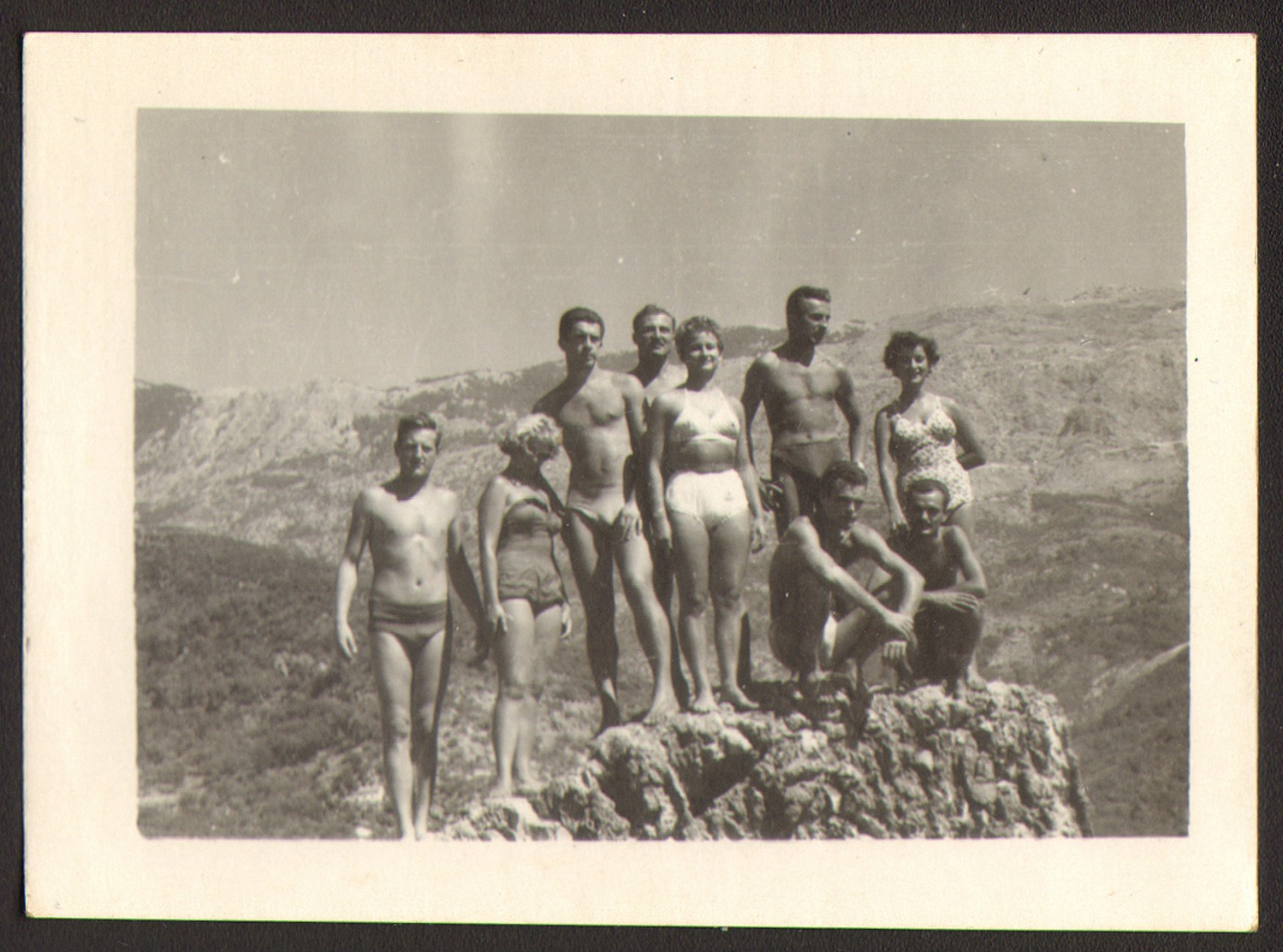 Group Naked Trunk Men And Women On Beach Old Photo 9x6 Cm #25909 - Anonymous Persons