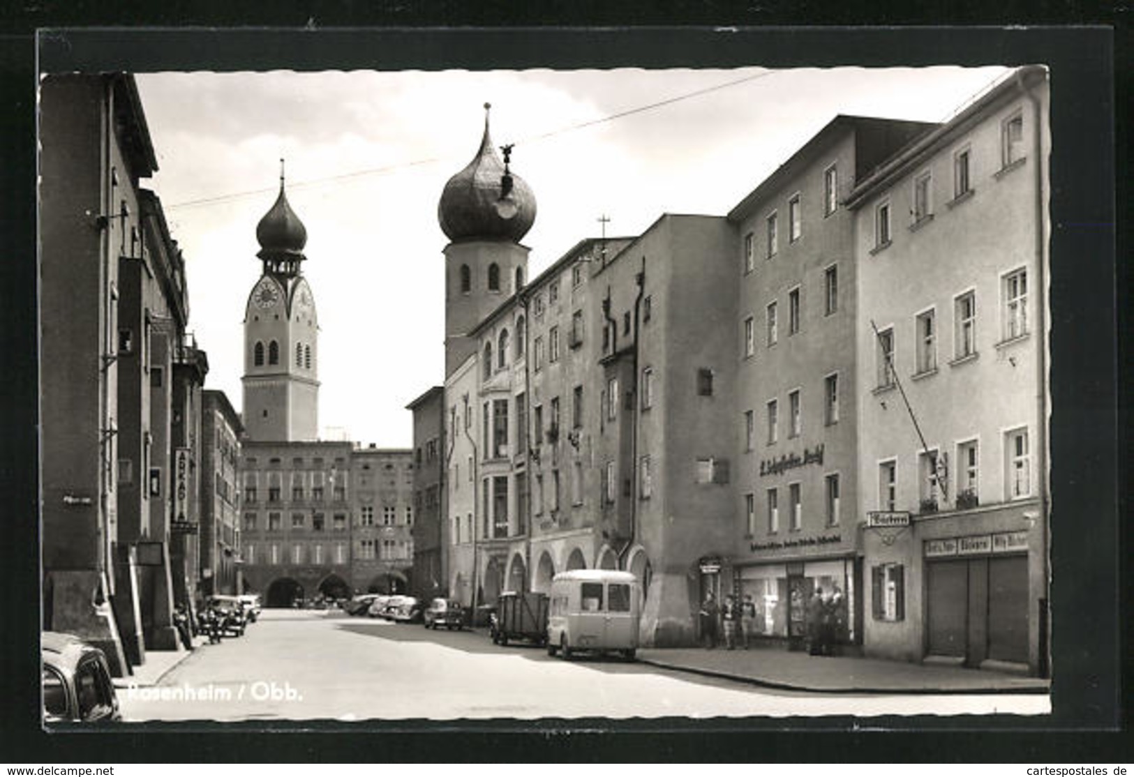 AK Rosenheim / Obb., Ortspartie Mit Geschäften Und Blick Zur Kirche - Rosenheim