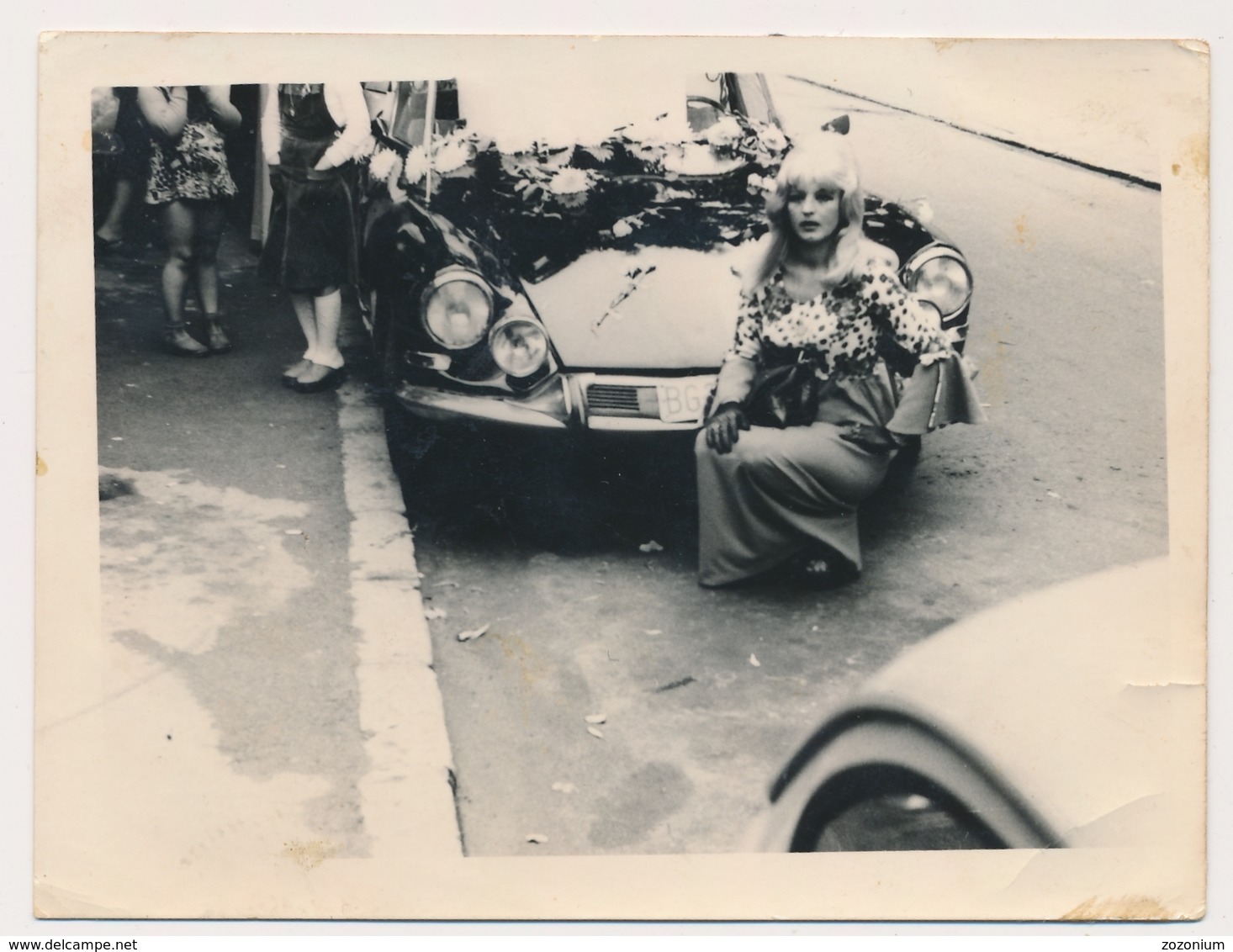 REAL PHOTO - Old Car And Woman W Flowers, Citroen DS Cars Auto, Automobilia , Woman Man,   Old Polaroid  Photo - Automobile