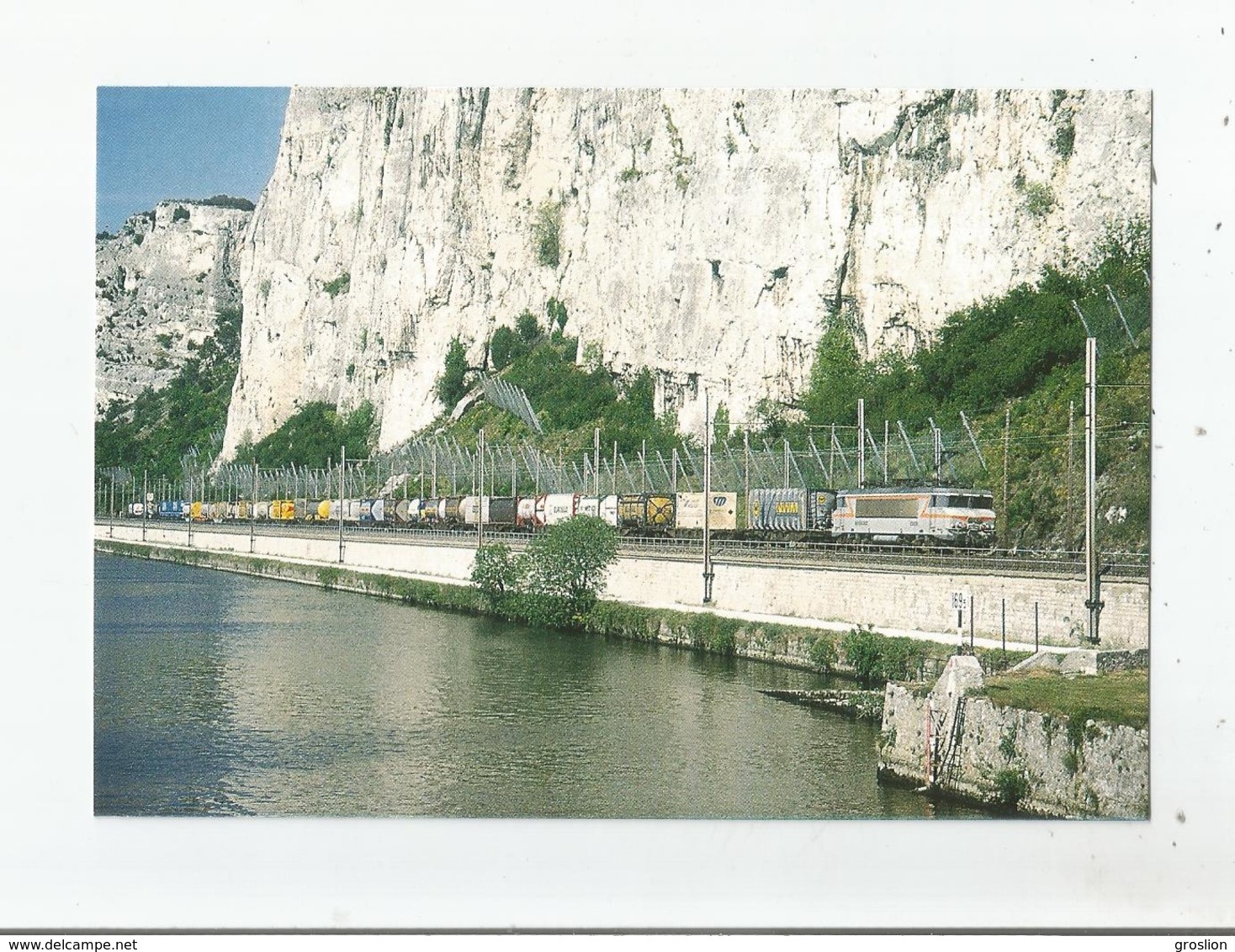 AU DEFILE DE DONZERE (DROME) 320 UN TRAIN DE CONTENEURS LONGE LE RHONE AVEC LA BB 22365 EN TETE AVRIL 1997 - Donzere