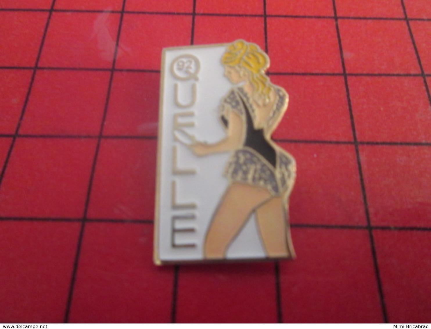 712d Pin's Pins / Beau Et Rare / THEME : PIN-UPS / BLONDE A FORTE POITRINE EN LINGERIE COUTEUSE (CC Lina P) - Pin-ups