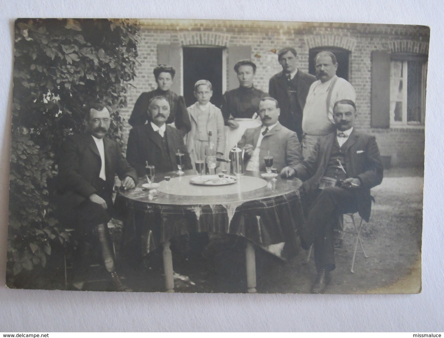 Carte Photo à Identifier Femme Homme Mode En Terrasse Buvant Un Verre - Photographie