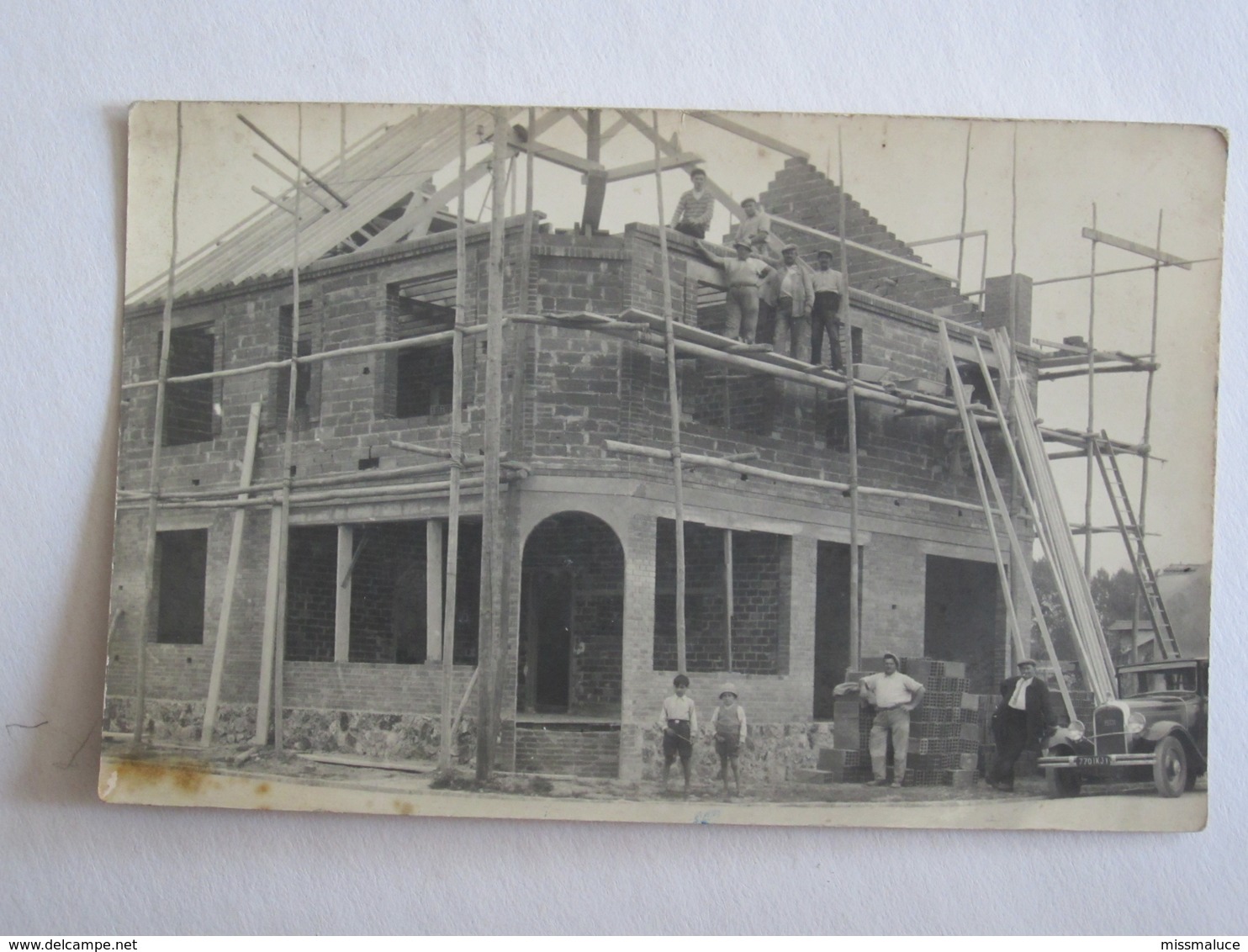 Carte Photo à Identifier Maison En Construction Charpentier Métier Du Bois Voiture Automobile à Identifier Six - Photographie