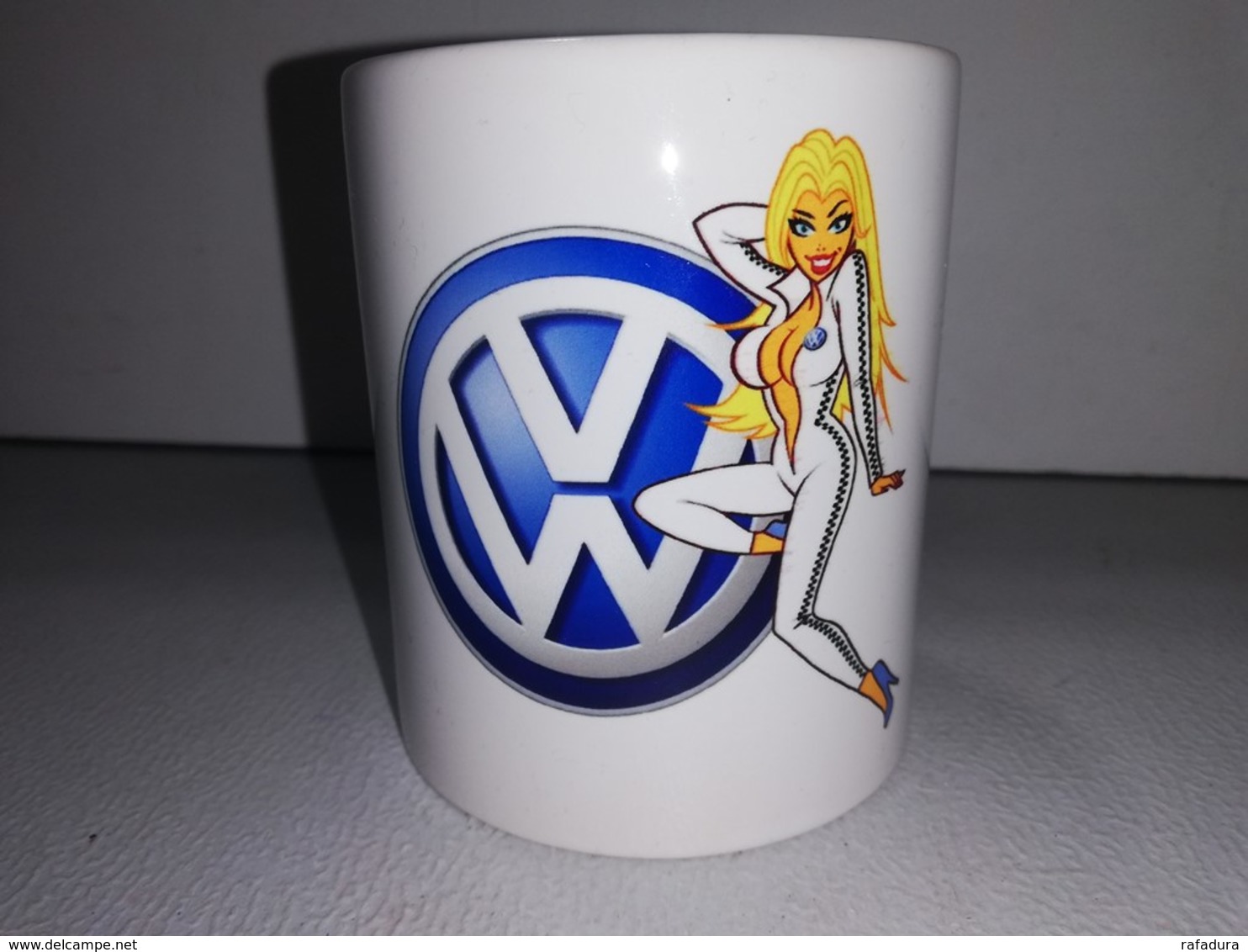 VOLKSWAGEN PIN UP COMBINAISON VW GOLF COX 1303 TASSE Ceramique MUG COFFEE NOEL - Véhicules