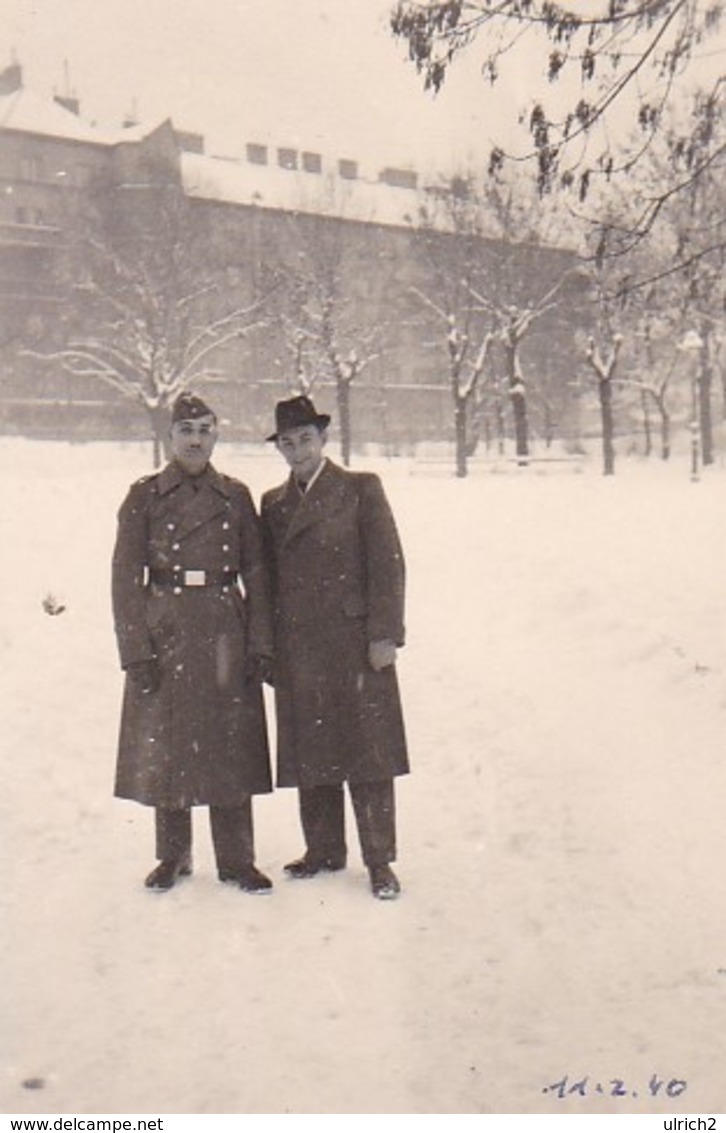 Foto Deutscher Soldat Mit Zivilist - Foto Kutschera - 1940 - 8*5cm (41266) - Krieg, Militär