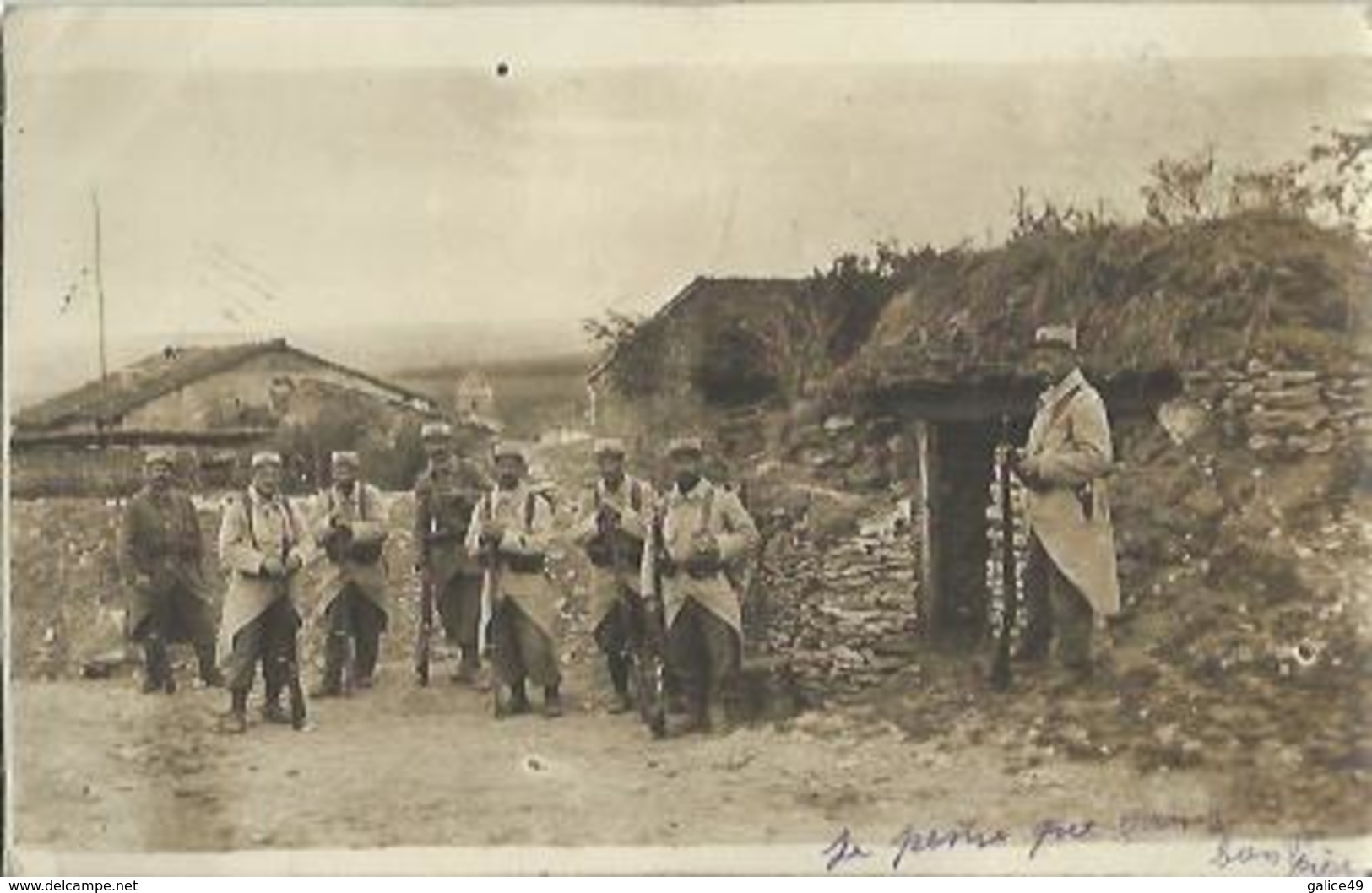 9318 Photo Carte Groupe De Soldats - 29 Sur Le Képi - Guerre 1914-18