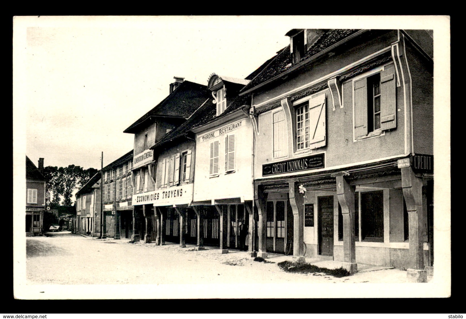 10 - CHAOURCE - LES ARCADES - RUE DE L'HOTEL DE VILLE - BANQUE CREDIT LYONNAIS - THIROINE RESTAURANT - Chaource