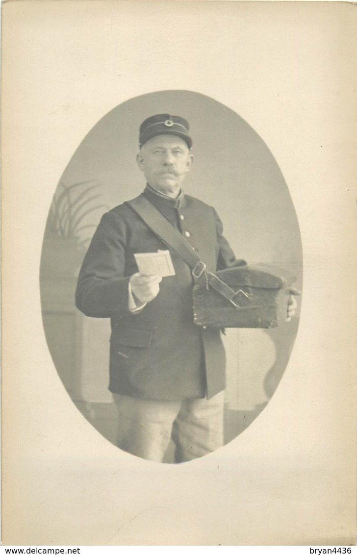 RARE CARTE PHOTO - FACTEUR POSANT AVEC SA MALETTE COURRIER, REMETTANT UN PLI - Postal Services