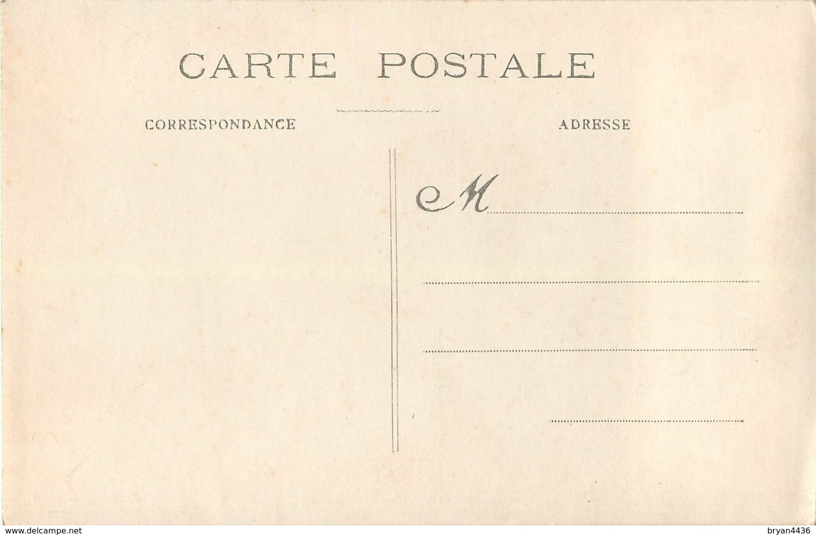 RARE CARTE PHOTO - FACTEUR POSANT AVEC SA MALETTE COURRIER, REMETTANT UN PLI - Postal Services