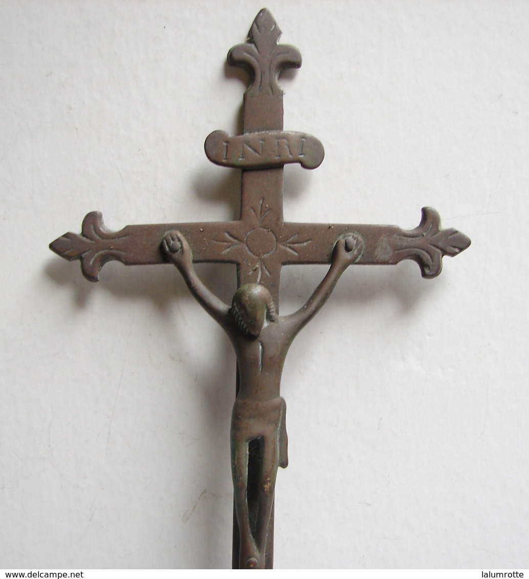 PL. 455. Ancien Crucifix En Laiton Sur Pied - Godsdienst & Esoterisme