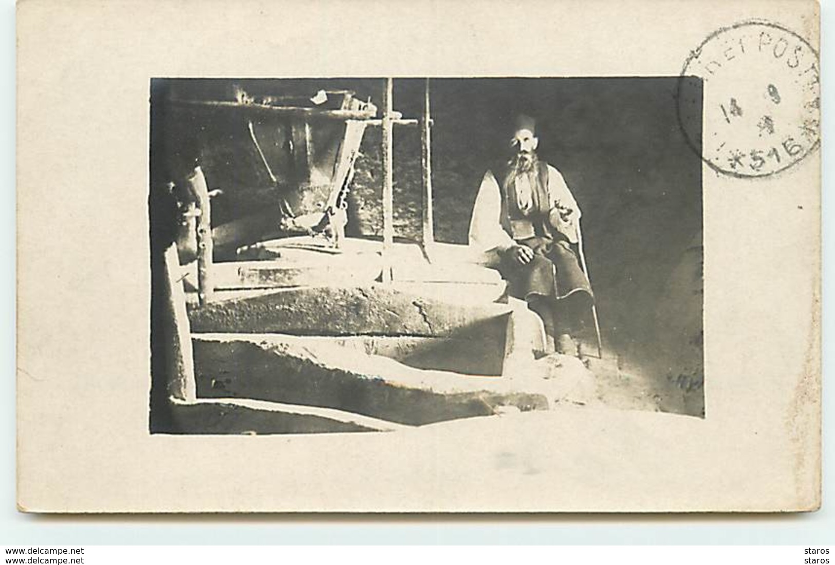 MACEDOINE - Homme Près D'une Meule Dans Un Moulin Faisant De La Farine De Maïs - Macédoine Du Nord