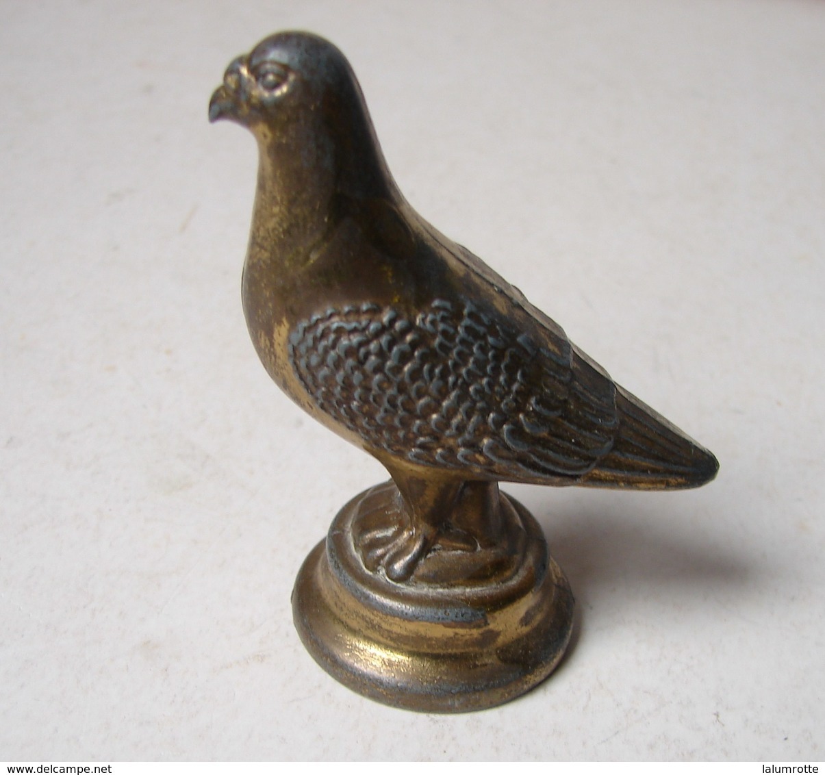 Lot. 1026. Petit Pigeon En Fer Doré. - Art Populaire