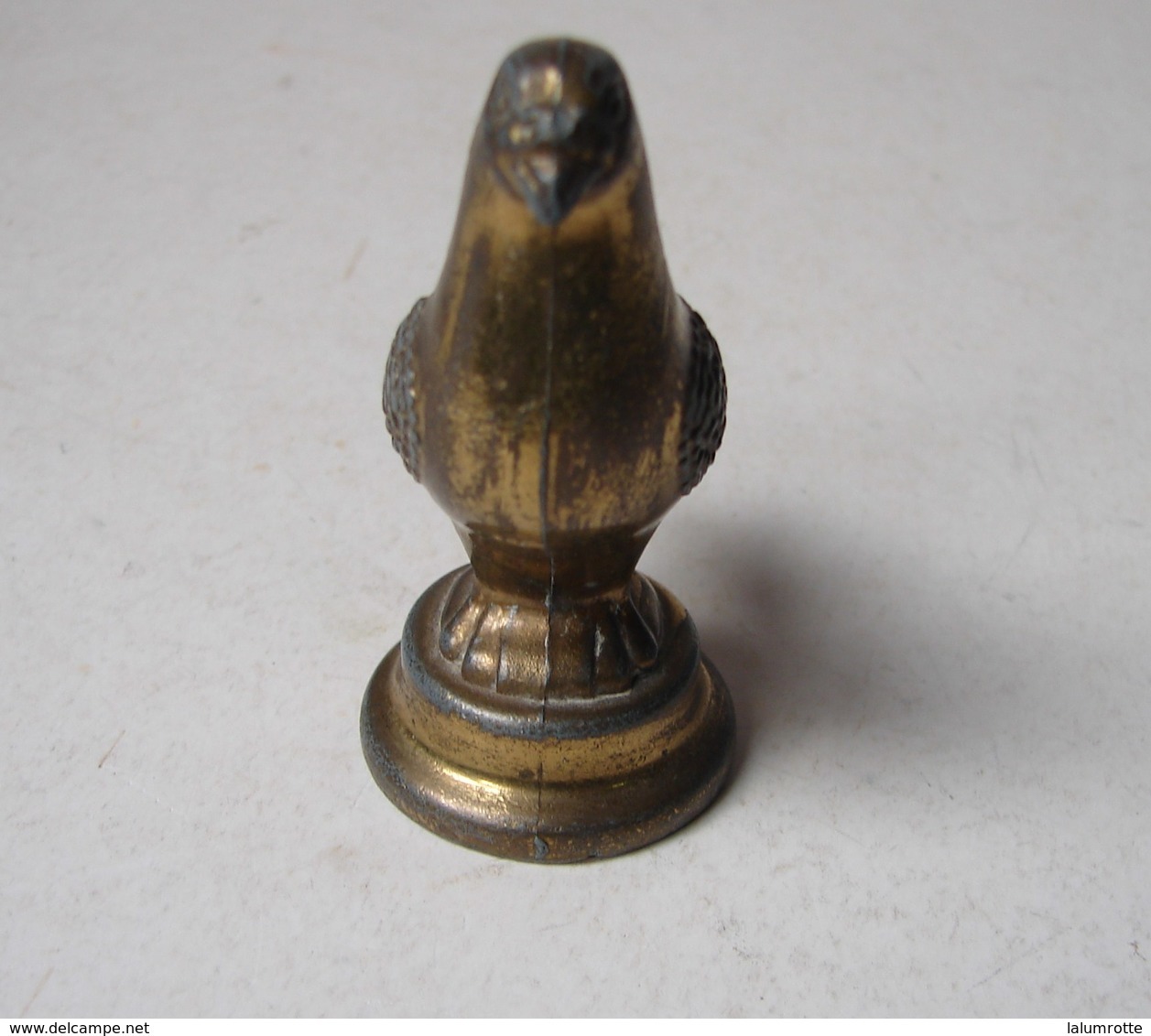 Lot. 1026. Petit Pigeon En Fer Doré. - Art Populaire