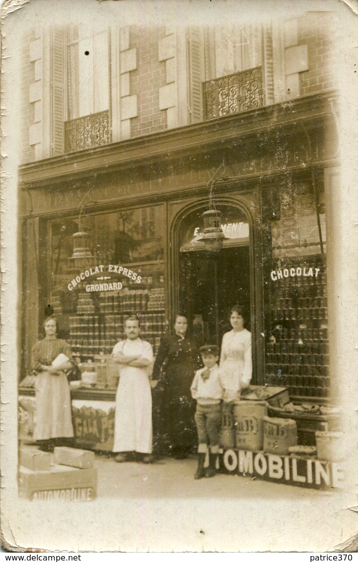 Carte PHoto En 1916 D'un Commerce à Identifier Epicerie Le Personnel Pub Chocolat Express Grondard Automobiline - Negozi