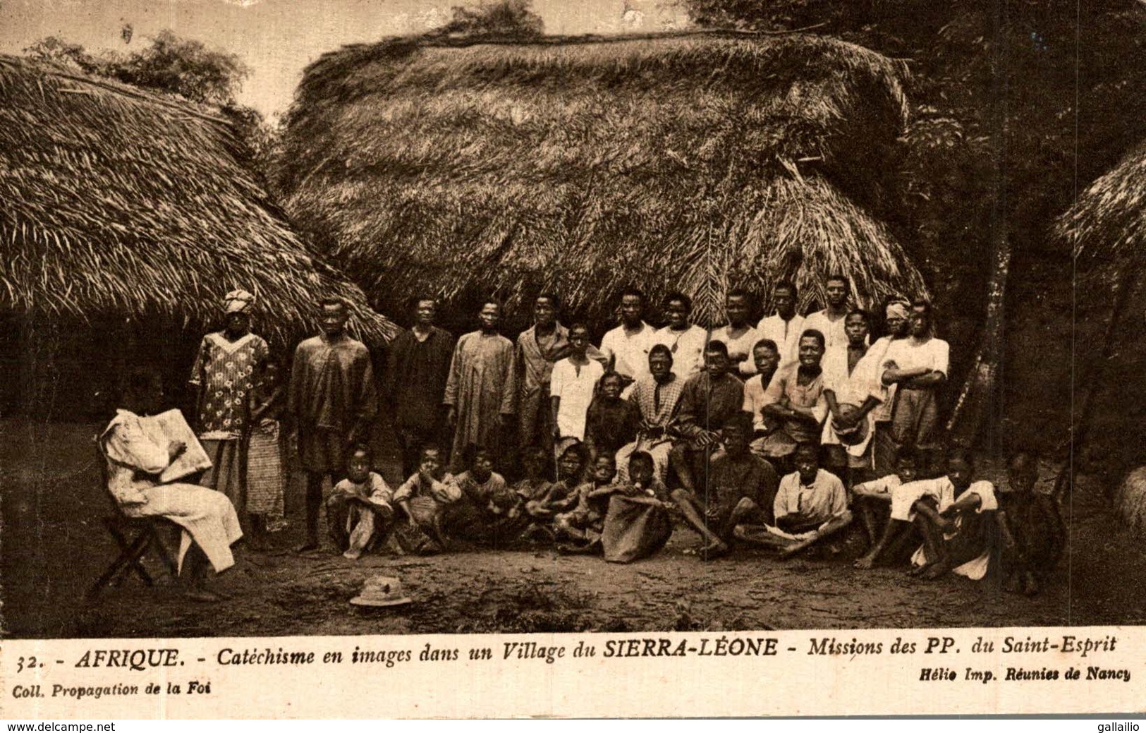 CATECHISME EN IMAGES DANS UN VILLAGE DU SIERRA LEONE MISSION DU SAINT ESPRIT - Sierra Leone