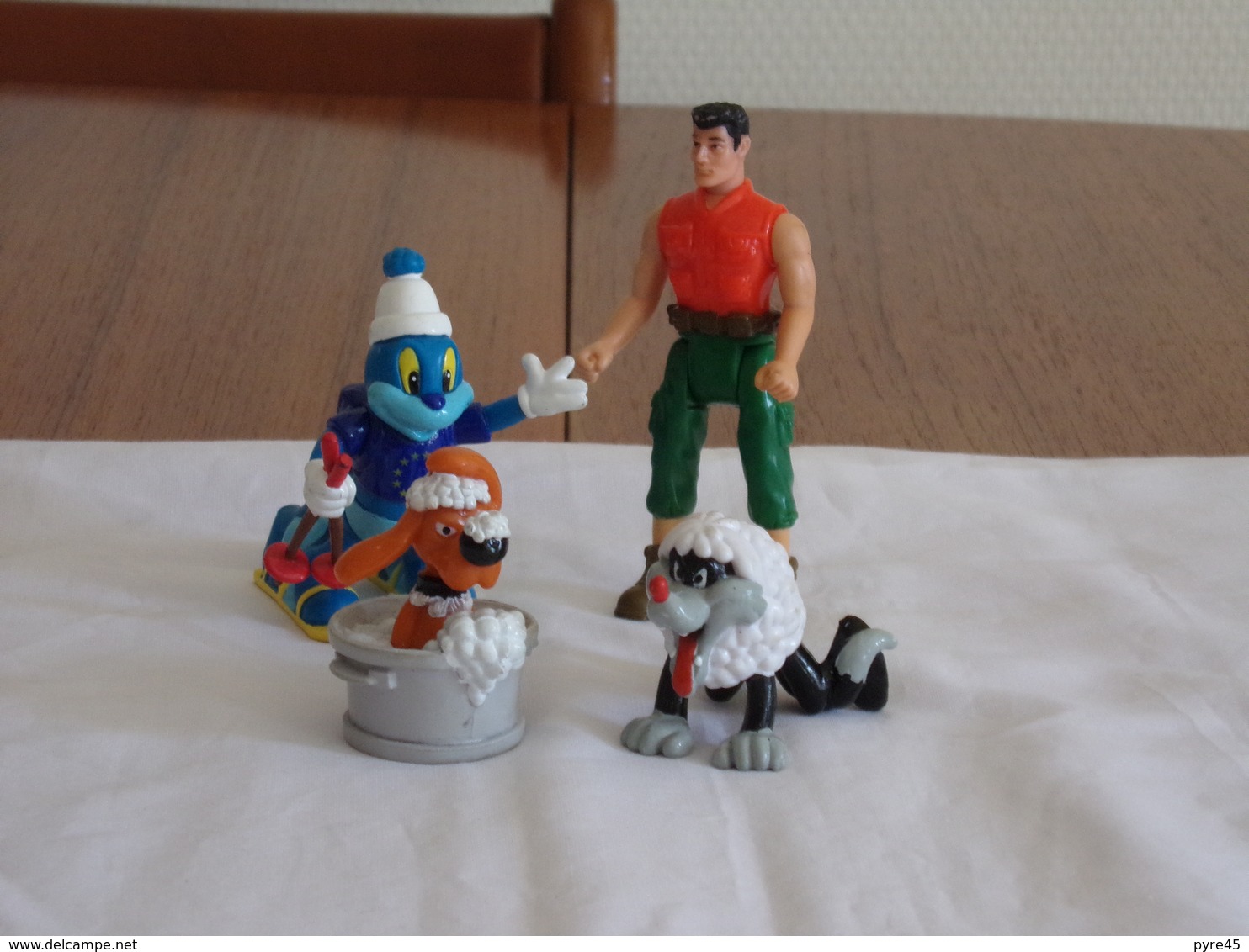 Figurines ( 4 ) - Other & Unclassified