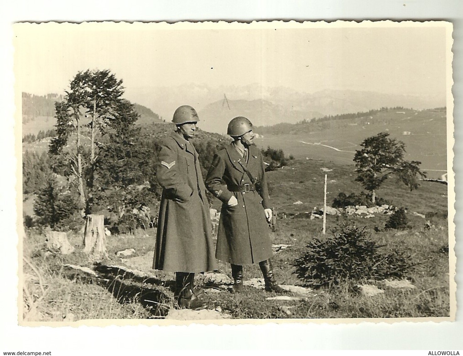 3873 " SERGENTE E TENETE D'ARTIGLIERIA - II WW-ALTOPIANO DEL LAVARONE,SULLO SFONDO IL GRUPPO DI BRENTA " FOTO ORIGINALE - Guerra, Militari