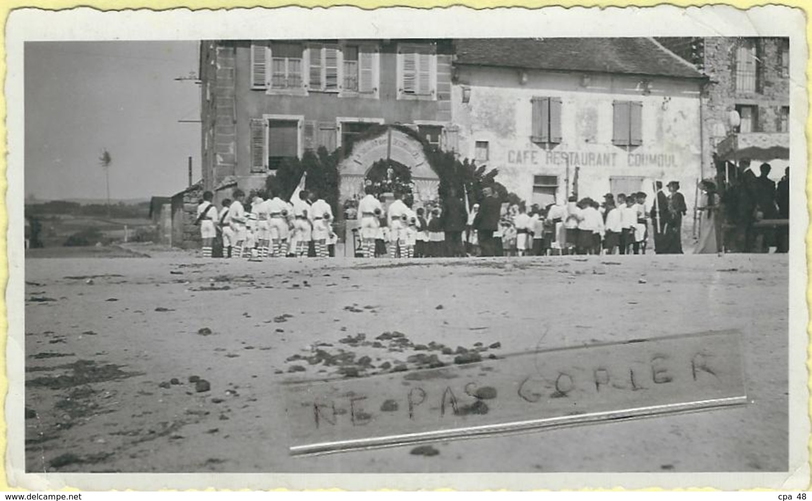 Lozere : St Chély D'Apcher, Devant Le Café-Restaurant "Coumoul", Place Du Foirail... - Saint Chely D'Apcher