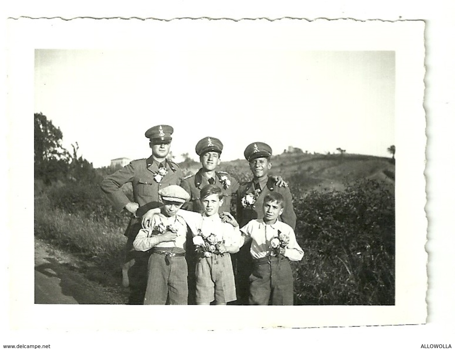 3876 " FOTO DI GRUPPO CON RAGAZZINI LOCALI-BOLOGNA 2/6/1935 " FOTO ORIGINALE - War, Military