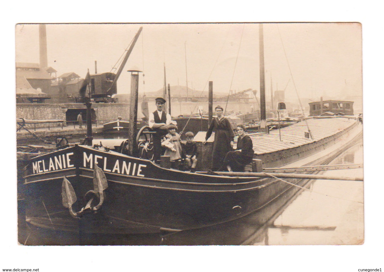 Carte Photo Ancienne  : Péniche Avec Famille De Bateliers - Nom De La Péniche : MELANIE - 2 Scans - Houseboats
