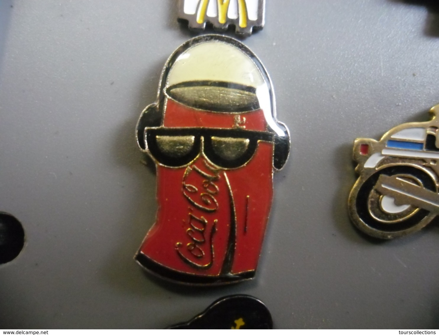 Pin's COCA COLA Canette Branchée Musique @ PINS 30 Mm X 18 Mm - Coca-Cola