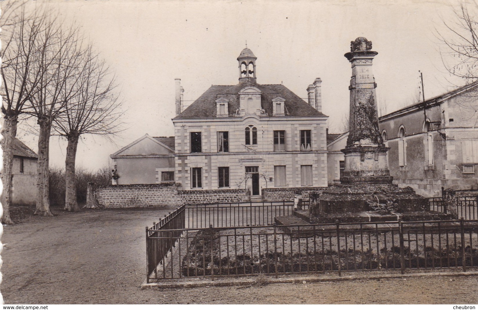 37. ÎLE BOUCHARD . HOTEL DE VILLE. MONUMENT AUX MORTS. ANNÉES 50 - Autres & Non Classés